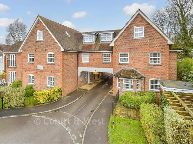 Brighton Road, Tadworth, KT20, photo 1