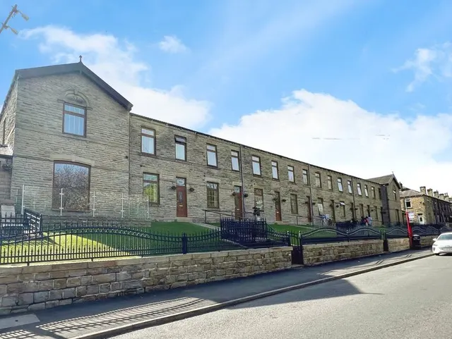 2 bedroom house — Bradford Road, Batley, West Yorkshire, WF17