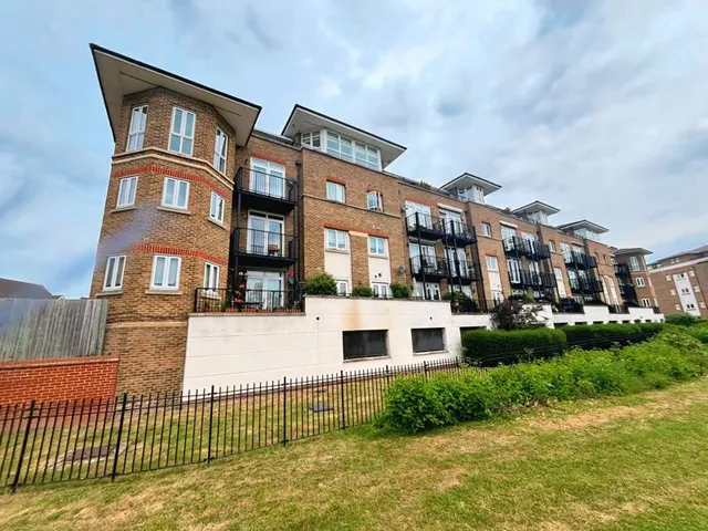 Lady Aylesford Avenue, Stanmore HA7 4FQ, photo 1