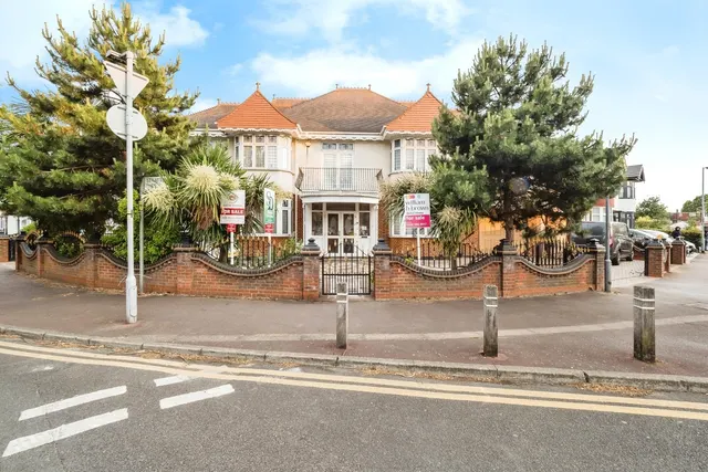 Photo 2 — Stratton Drive, Barking, IG11