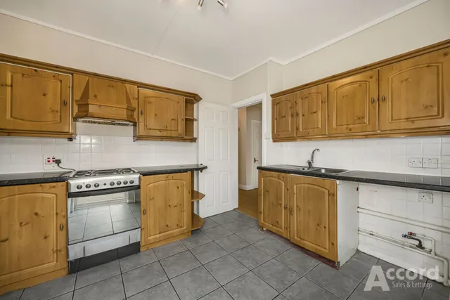 Photo 2 — Galleywood Crescent, Romford, RM5