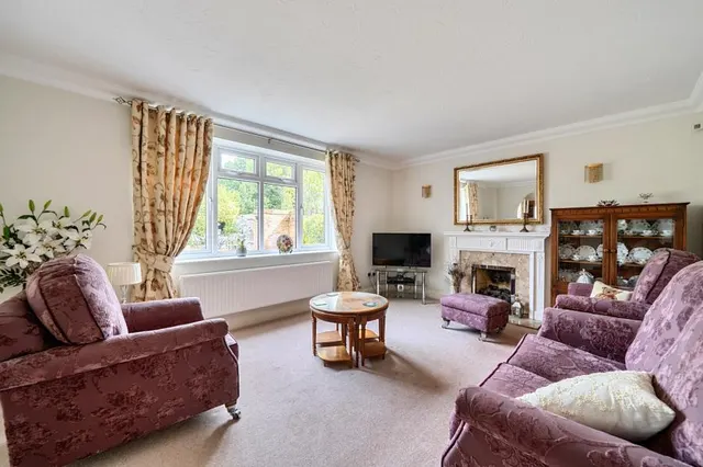 Barber Close, Hurst, RG10, photo 2