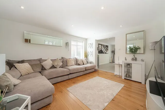 Queens Avenue, West Byfleet, KT14, photo 3