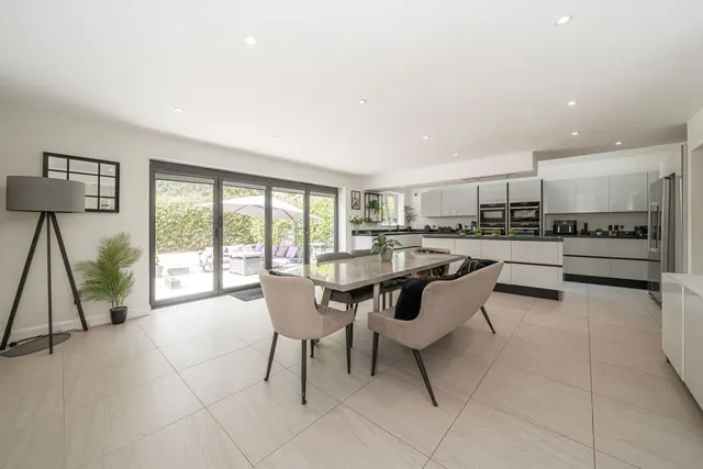 Queens Avenue, West Byfleet, KT14, photo 2