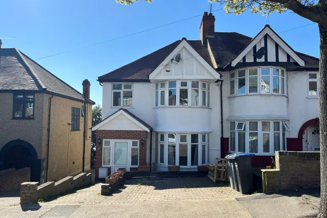 Randall Avenue, London, photo 1