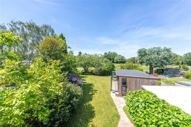 Kenton Avenue, Sunbury, TW16 5AS, photo 1