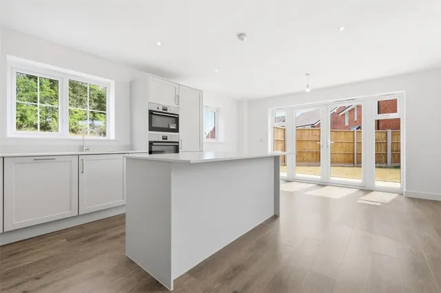 with 4 bedrooms in Thaxted Road, Saffron Walden, CB11, photo 2
