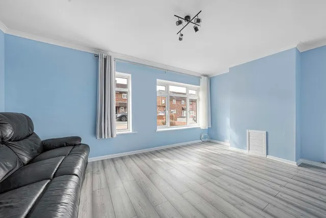 Photo 2 — Hazeldene Gardens, Hillingdon, UB10