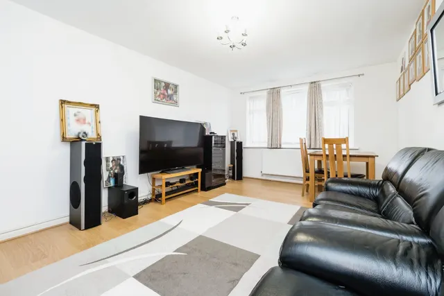 Photo 2 — Whalebone Lane South, Dagenham, RM8