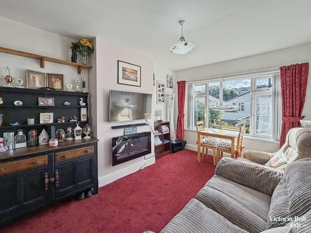 Laira Park Crescent, Plymouth, photo 2