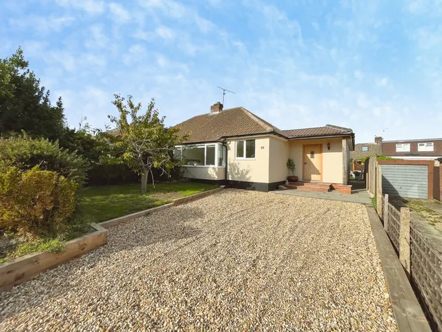 Upper Weybourne Lane, Farnham, Surrey, GU9 9DF, photo 1