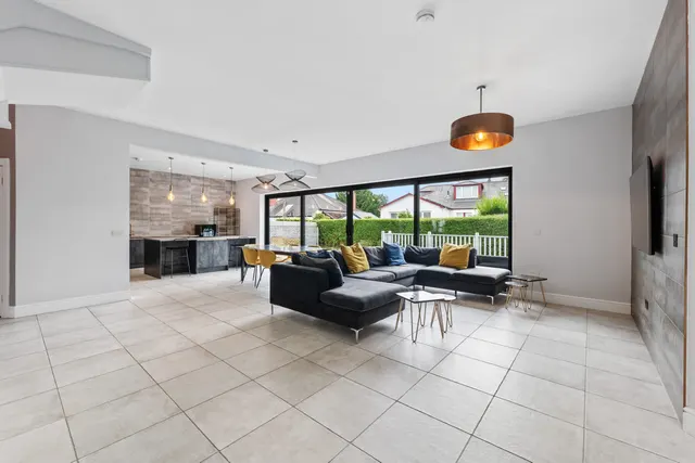 Photo 2 — 8 Mulberry Road, Newlands, G43 2TR
