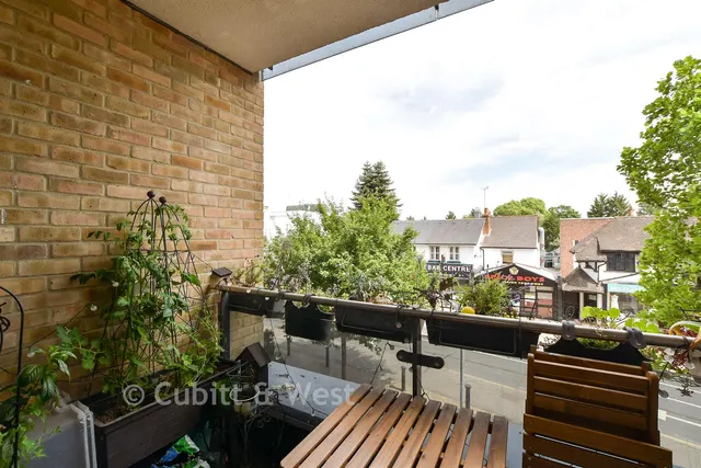 Russells Crescent, Horley, RH6, photo 2