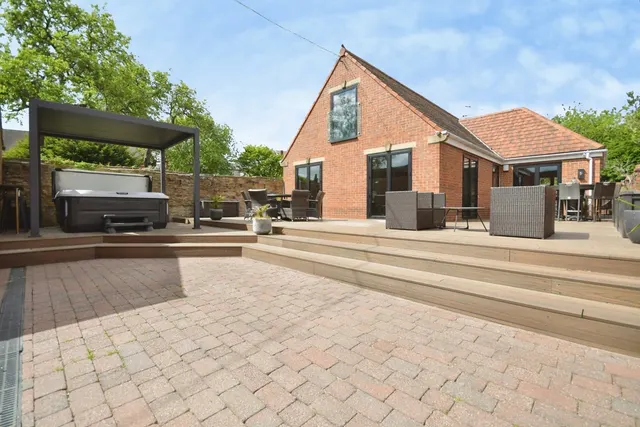 Old Road, Chesterfield, S40, photo 1
