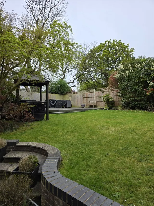 Photo 2 — Sandridge Close, Hadley Wood, Hertfordshire, EN4 0HB