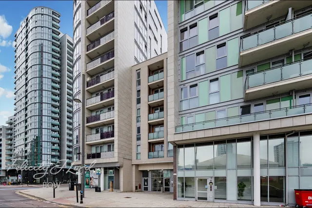Rick Roberts Way, London, photo 2