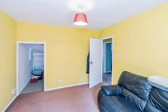 Stuart Crescent, Winchester, SO22, photo 3