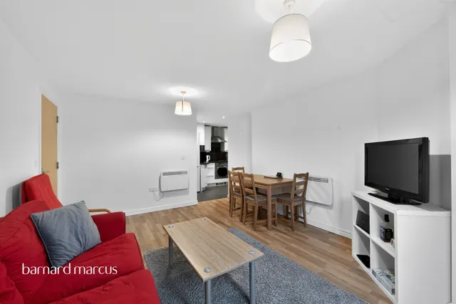 High Street, Feltham, TW13, photo 2