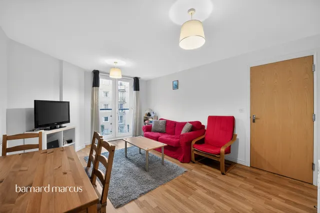 High Street, Feltham, TW13, photo 3