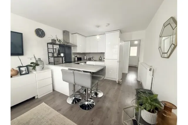 Augustus Close, Brentford, photo 1
