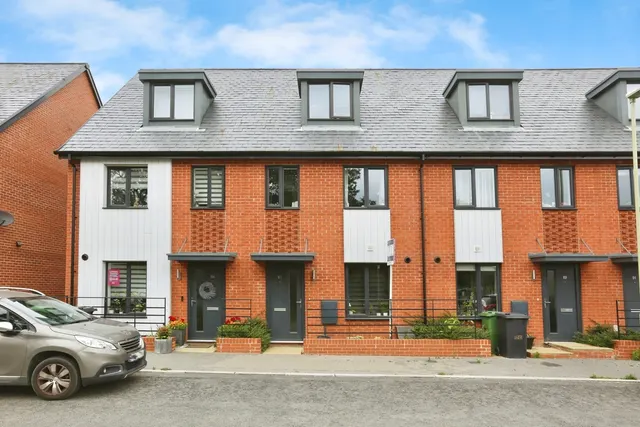 Glassfield Road, Whiteley, PO15, photo 1