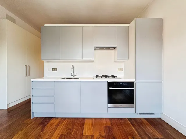 Grenville Place, NW7, photo 3