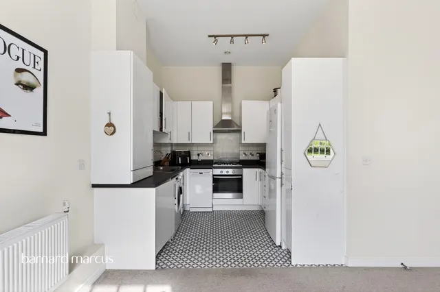 Dillon Close, Epsom, KT19, photo 2