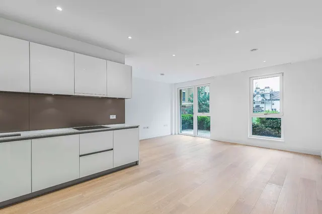 Pinewood Gardens, Teddington, TW11, photo 1