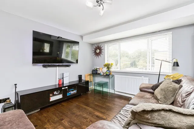 Lismore Crescent, Crawley, RH11, photo 3