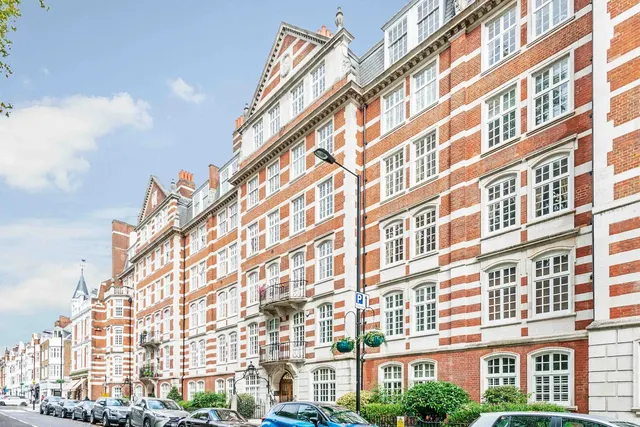 St. Johns Wood High Street, St Johns Wood, London, NW8, photo 1