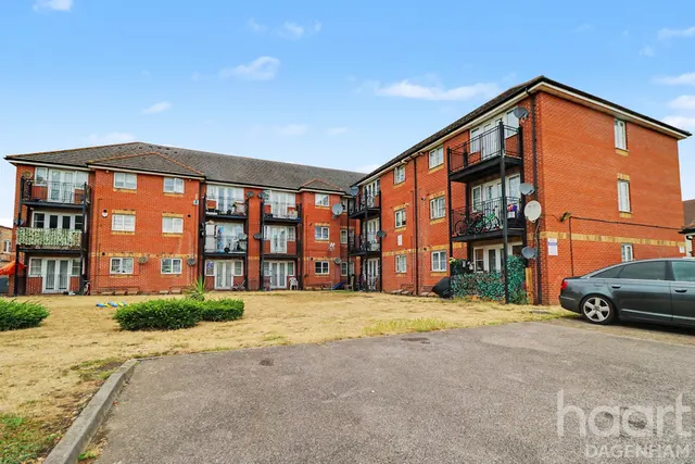 Review Road, Dagenham, RM10, photo 2