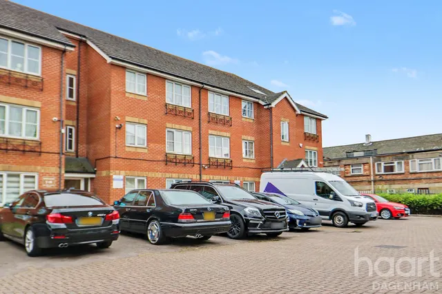 Review Road, Dagenham, RM10, photo 1