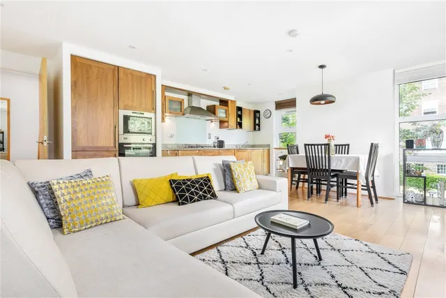 Whitelands Crescent, London, SW18, photo 1