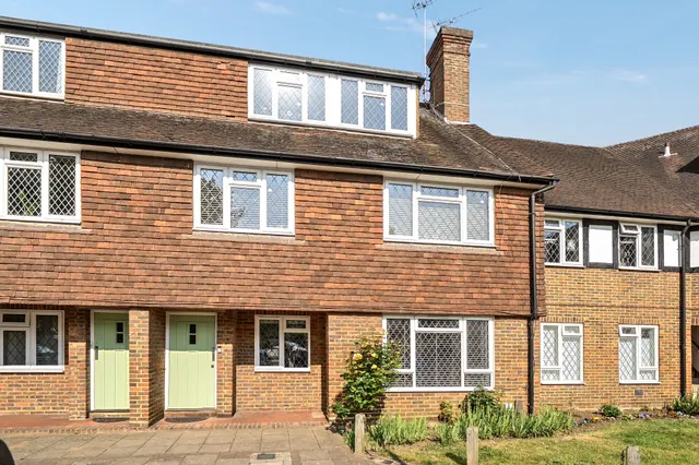 Station Approach, Esher, KT10, photo 1