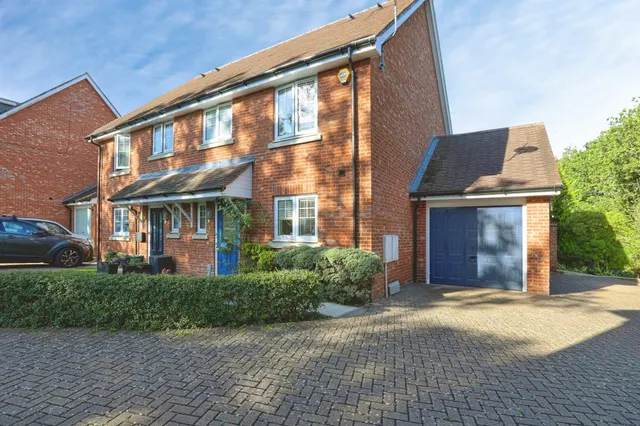 Newick Way, East Grinstead, RH19, photo 1
