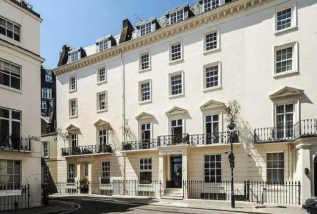 London, SW1X, photo 1
