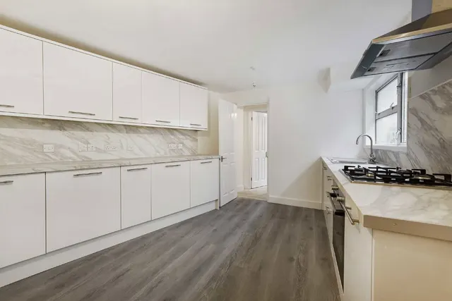 Clapham High Street, SW4, photo 1