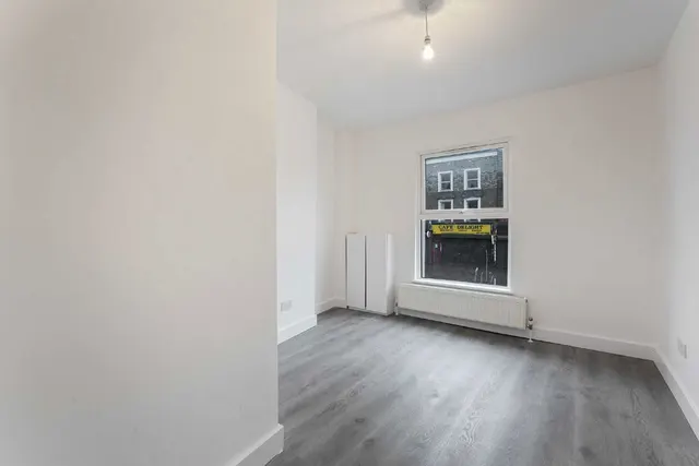 Clapham High Street, SW4, photo 2