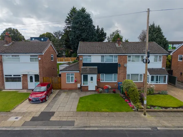 Leyton Drive, Bury, BL9, photo 1