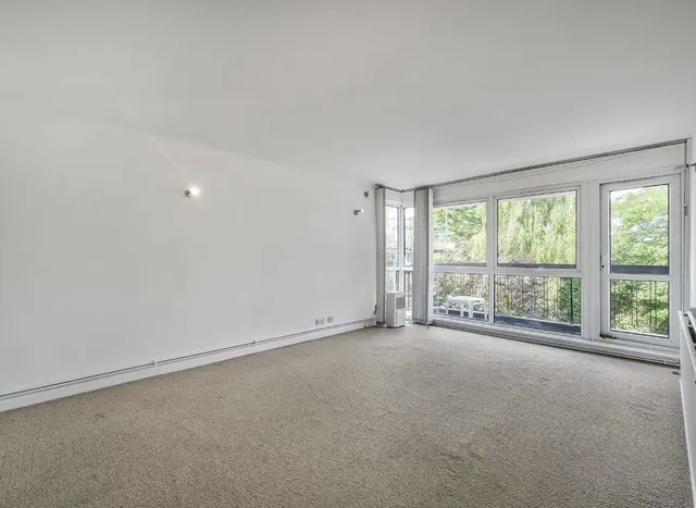 Photo 2 — Hendon Lane, Finchley, N3