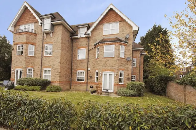 Ashley Place, Walton-On-Thames KT12 1JF, photo 1
