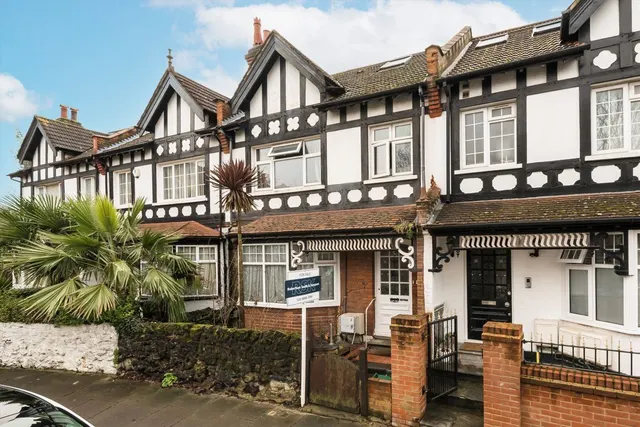 Highlands Avenue, W3, photo 1