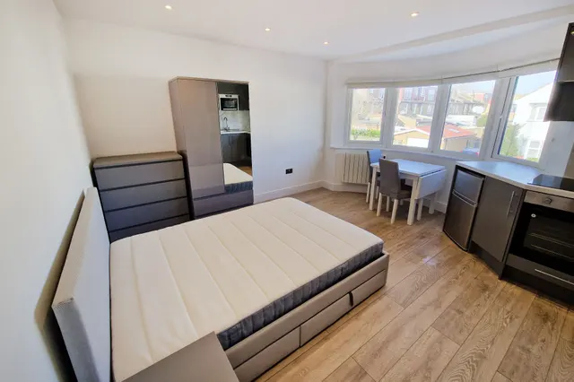 Photo 3 — Flat 4, 42 Cecil Road, London