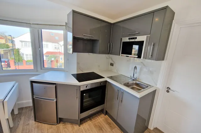 Photo 2 — Flat 4, 42 Cecil Road, London