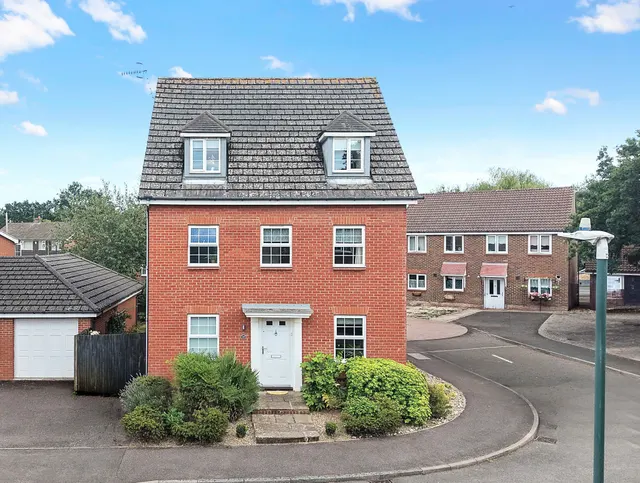 Hunters Way, Edenbridge, TN8, photo 1