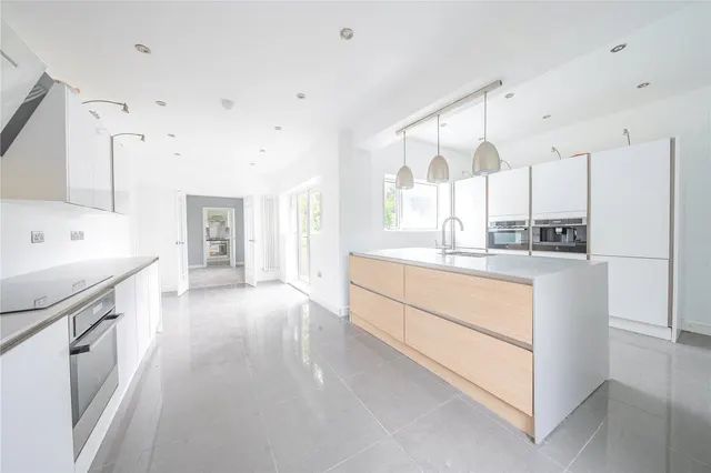 Scott Hall Road, Leeds, LS17, photo 3