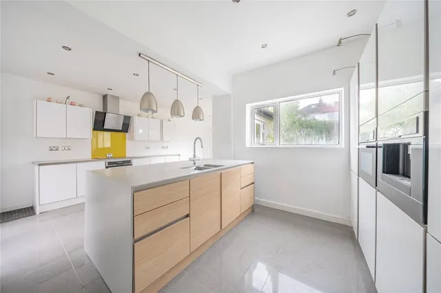 Scott Hall Road, Leeds, LS17, photo 2