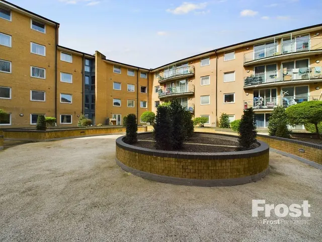 Feltham, photo 1