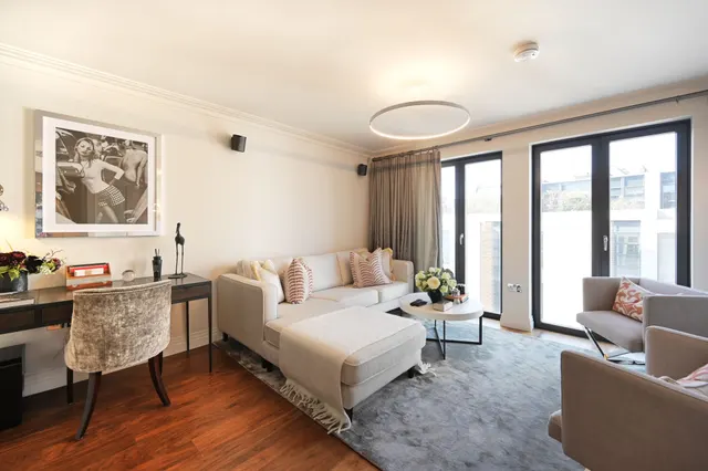 Photo 2 — Flat 8, 161 Fulham Road, London