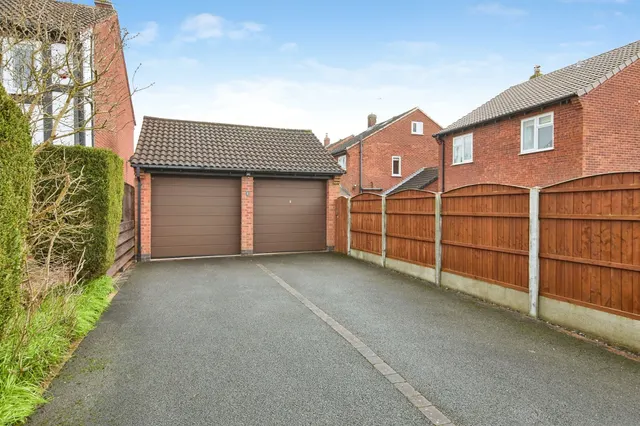 Photo 2 — Clipstone Gardens, Oakwood, Derby